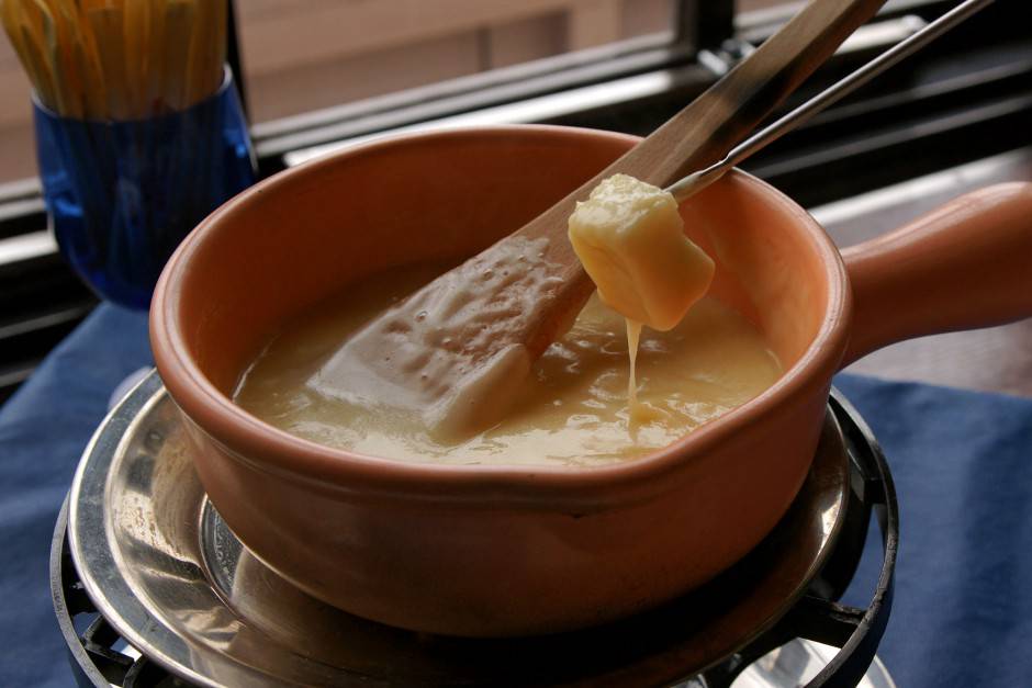 Godetevi una buona fondue (fonduta), la ricetta ai tre formaggi