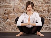 Le-posizioni-yoga-Posizione-della-Ghirlanda-MALASANA_o_gdo