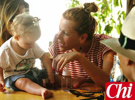 alessiaper_alessia_marcuzzi_vengono_prima_di_tutto_i_figli_poi_lamore_ed_infine_la_carriera_eccola_giocare_con_la_piccola_mia_8b2f