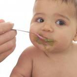 svezzamento-bambino-che-mangia