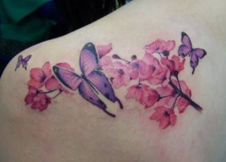 Tatuaggio-fiori-di-ciliegio-con-farfalle-immagine
