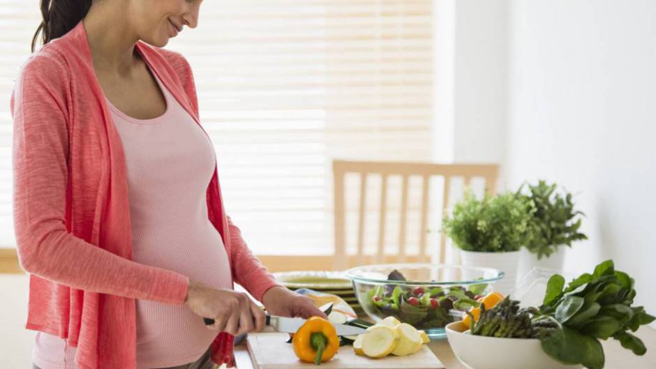 pregnant-woman-preparing-food (2)