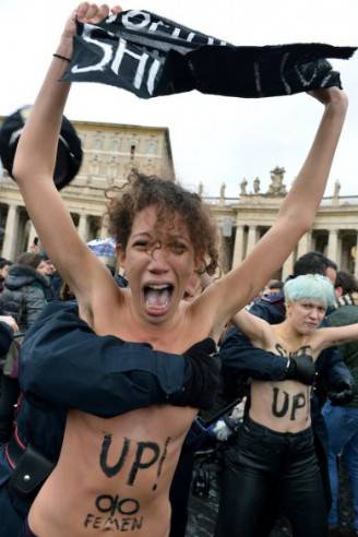 06-attiviste-femen-protestano-in-piazza-san-pietro
