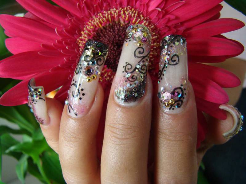 Strass sulle unghie, la nuova "precious" frontiera della nail art
