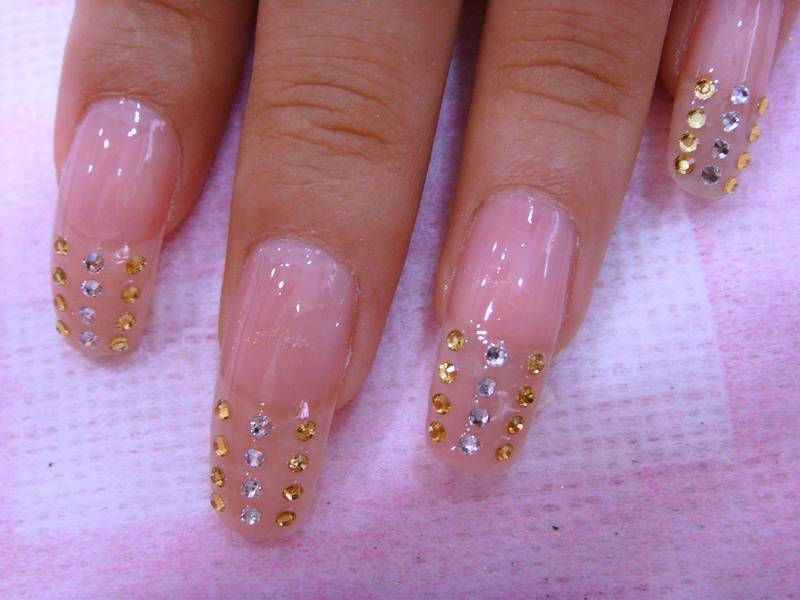 Strass sulle unghie, la nuova "precious" frontiera della nail art