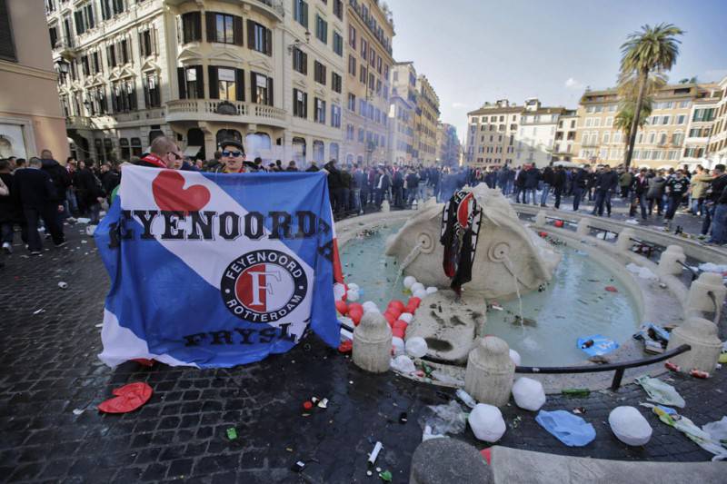 Roma, la Fontana della Barcaccia devastata dai  tifosi del Fayenoord