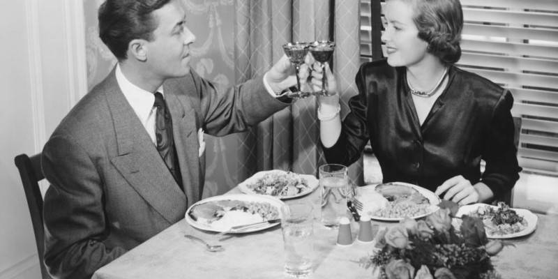 o-COUPLE-EATING-DINNER-facebook
