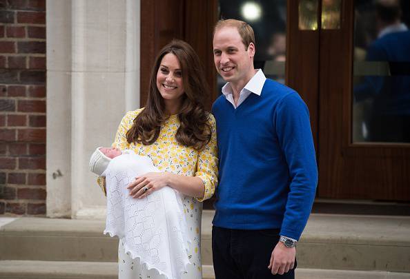 Britain's Prince William (R) and Catherine, Duchess of Cambridge show their newly-born daughter, their second child, to the media outside the Lindo Wing at St Mary's Hospital in central London, on May 2, 2015.  The Duchess of Cambridge was safely delivered of a daughter weighing 8lbs 3oz, Kensington Palace announced. The newly-born Princess of Cambridge is fourth in line to the British throne.  AFP PHOTO / LEON NEAL        (Photo credit should read LEON NEAL/AFP/Getty Images)