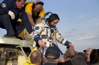 Il comandante russo Anton Shkaplerov aiutato ad uscire dalla Soyuz (IVAN SEKRETAREV/AFP/Getty Images)