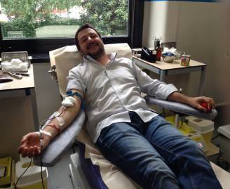 Matteo Salvini mentre dona il sangue (Foto da facebook)