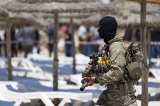 Un soldato controlla una spiaggia in Tunisia (KENZO TRIBOUILLARD/AFP/Getty Images)