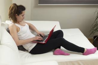 Donna con i leggings (Thinkstock)