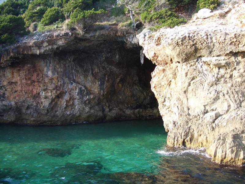 Grotta Impiso al Circeo (Foto di Egnoka, Wikicommons. Pubblico dominio)