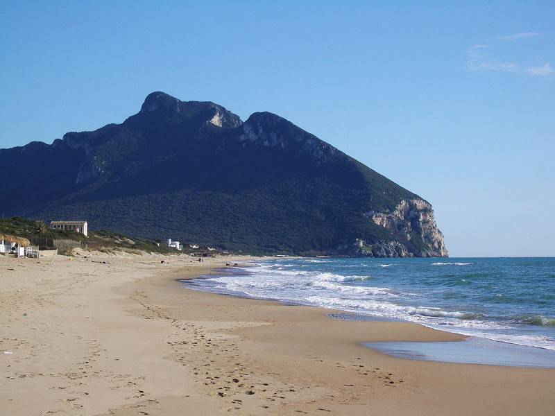 Monte Circeo dalla spiaggia di Sabaudia (Foto di Egnoka, Wikicommons. Publico dominio)