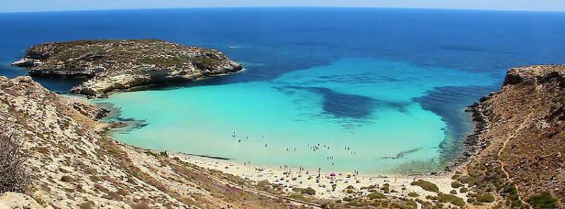 Lampedusa, Spiaggia e Isola dei Conigli (Foto Gio La Gamb, Wikipedia-LIcenza:  CC BY-SA 3.0)