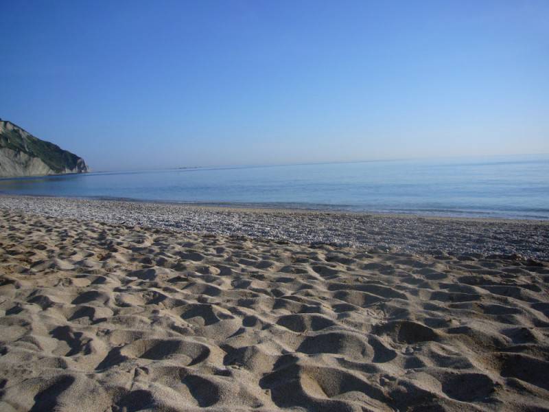 Spiaggia di Mezzavalle (Foto di micheleluconi, Wikicommons. Licenza CC BY 2.0)