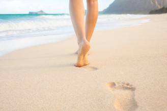 Piedi nudi in spiaggia (Thinkstock)
