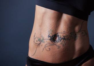 Tatuaggio su pancia (Thinkstock)