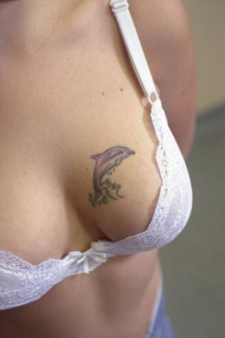 Tatuaggio sul seno (Thinkstock)