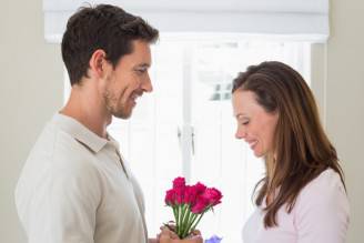 Uomo regala fiori alla sua donna (Thinkstock)