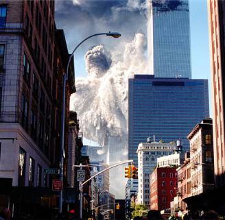 Crollo della Torre Sud del World Trade Center, 11 settembre 2001 (AARON MILESTONE/AFP/Getty Images)