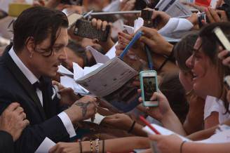 Johnny Depp firma gli autografi (TIZIANA FABI/AFP/Getty Images)