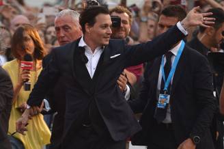 Johnny Depp saluta i fan (TIZIANA FABI/AFP/Getty Images)