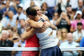 L'abbraccio dopo la gara (Matthew Stockman/Getty Images)