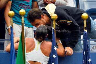 Il bacio di Flavia Pennetta al fidanzato Fabio Fognini (Alex Goodlett/Getty Images)
