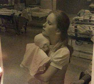Amanda Scarpinati in braccio all'infermiera Susan Berger (Foto facebook)