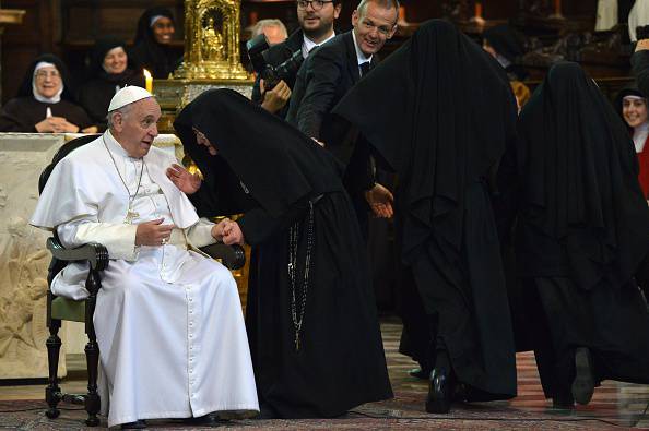 Una suora di clausura si avvicina al Papa nel Duomo di Napoli (ALBERTO PIZZOLI/AFP/Getty Images)