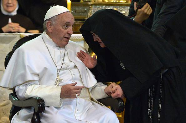 Il Papa e la suora di clausura nel Duomo di Napoli (ALBERTO PIZZOLI/AFP/Getty Images)