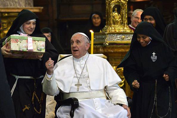 I regali per Papa Francesco dalle suore di clausura a Napoli (ALBERTO PIZZOLI/AFP/Getty Images)