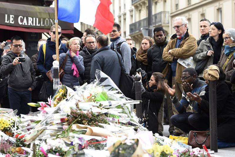 Minuto di silenzio davanti ad uno dei luoghi degli attentati (ERIC FEFERBERG/AFP/Getty Images)