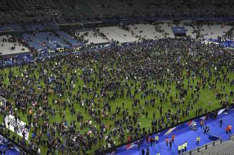 Gli spettatori allo stadio di Parigi dopo gli attentati (FRANCK FIFE/AFP/Getty Images)