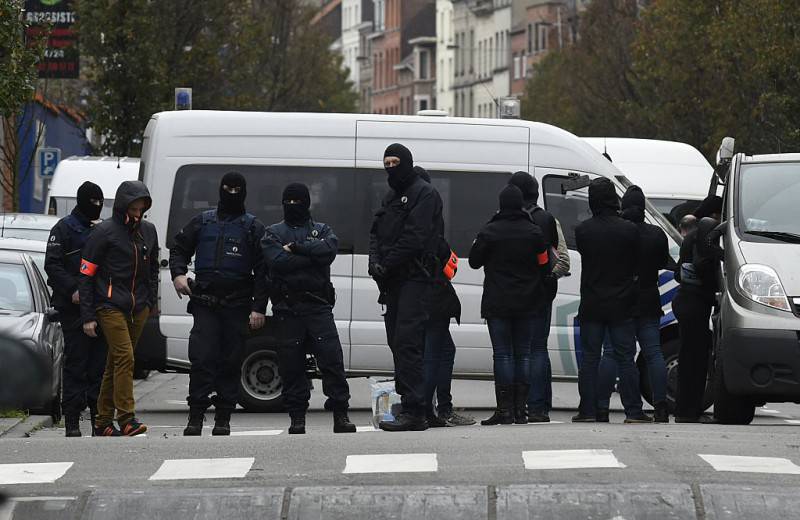 Forze speciali della polizia belga a Molenbeek, Bruxelles (JOHN THYS/AFP/Getty Images)