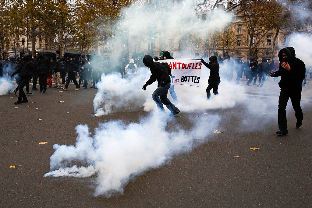 Proteste e scontri a Parigi per la conferenza sul clima (FLORIAN DAVID/AFP/Getty Images)