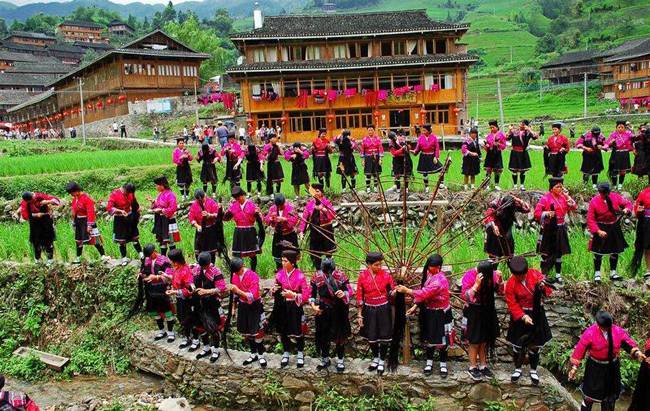 Cina: villaggio di Huangluo e le donne della minoranza etnica Yao (Foto: www.absolutechinatours.com)