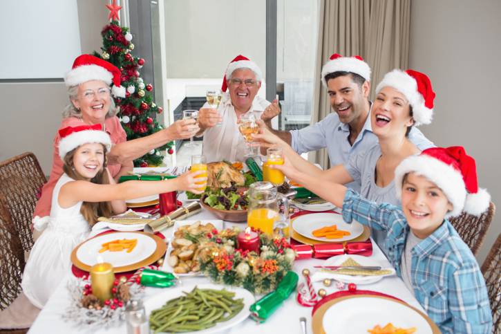 Famiglia a tavola a Natale (Thinkstock)