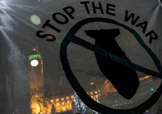 Manifestazione a Londra contro i bombardamenti in Siria (CHRIS RATCLIFFE/AFP/Getty Images)