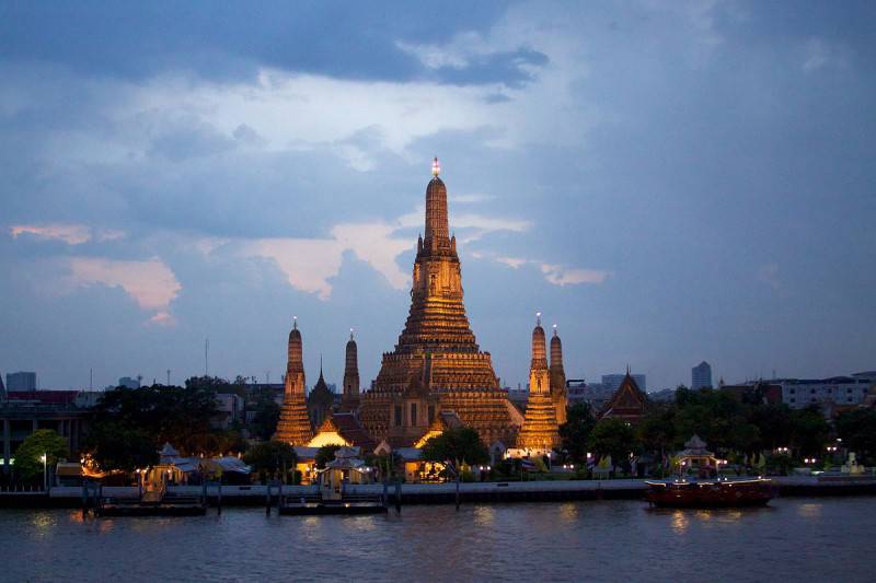 Bangkok, tempio Wat Arun (Foto di McKay Savage. Licenza CC BY 2.0 via Wikimedia Commons)