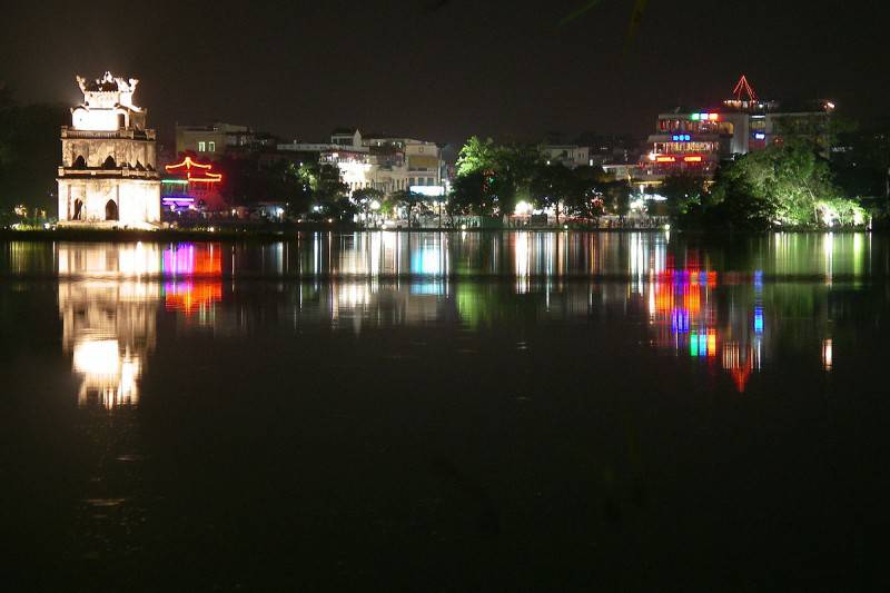 Hanoi di notte, Lago Hoan Kiem (Foto di David et Magalie. Licenza CC BY 2.0 via Wikimedia Commons)