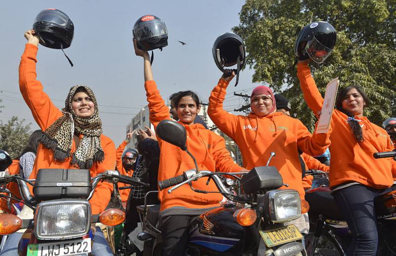 Donna in moto in Pakistan (ARIF ALI/AFP/Getty Images)