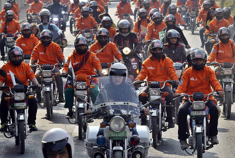Donne in moto in Pakistan (ARIF ALI/AFP/Getty Images)