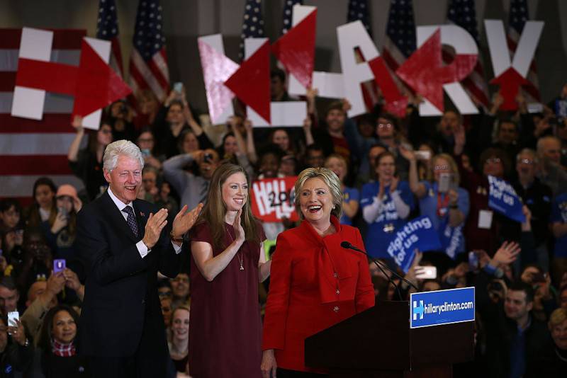 Hilary Clinton durante la campagna per le primarie in Iowa con il marito Bill e la figlia Chelsea (Justin Sullivan/Getty Images)
