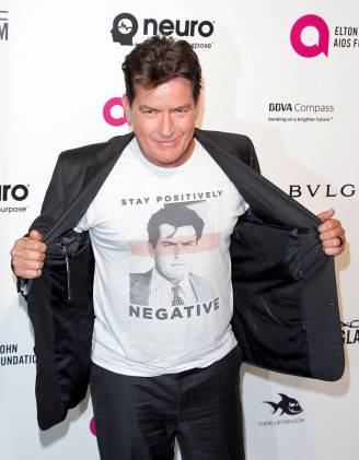 Charlie Sheen con la t-shirt sull'Hiv (TIBRINA HOBSON/AFP/Getty Images)