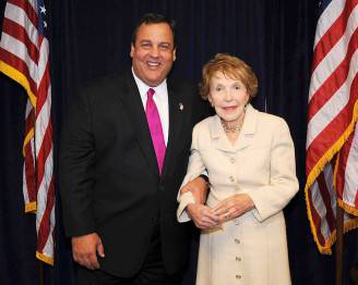 Nancy Reagan e Chris Christie (Ronald Reagan Presidential Foundation via Getty Images)