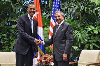 Barack Obama e Raul Castro (NICHOLAS KAMM/AFP/Getty Images)