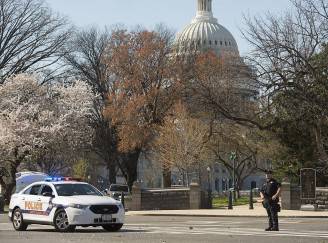 Polizia davanti a Capitol Hill, a Washington (SAUL LOEB/AFP/Getty Images)