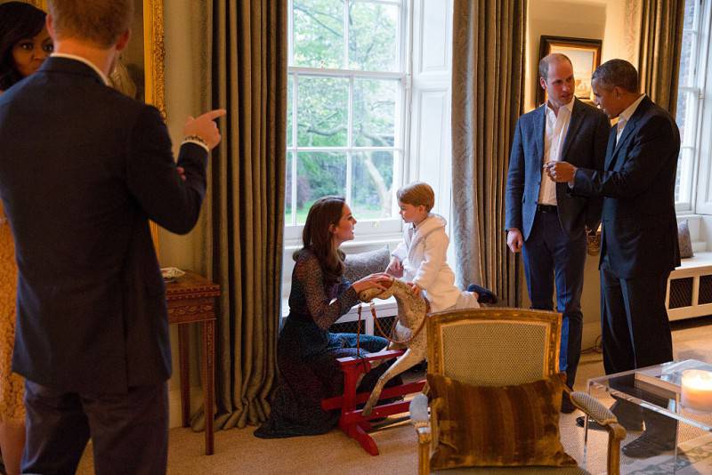 Il principino George sul cavalluccio con la madre, il padre, il presidente Obama, la moglie Michelle e il principe Harry (Pete Souza/The White House via Getty Images)